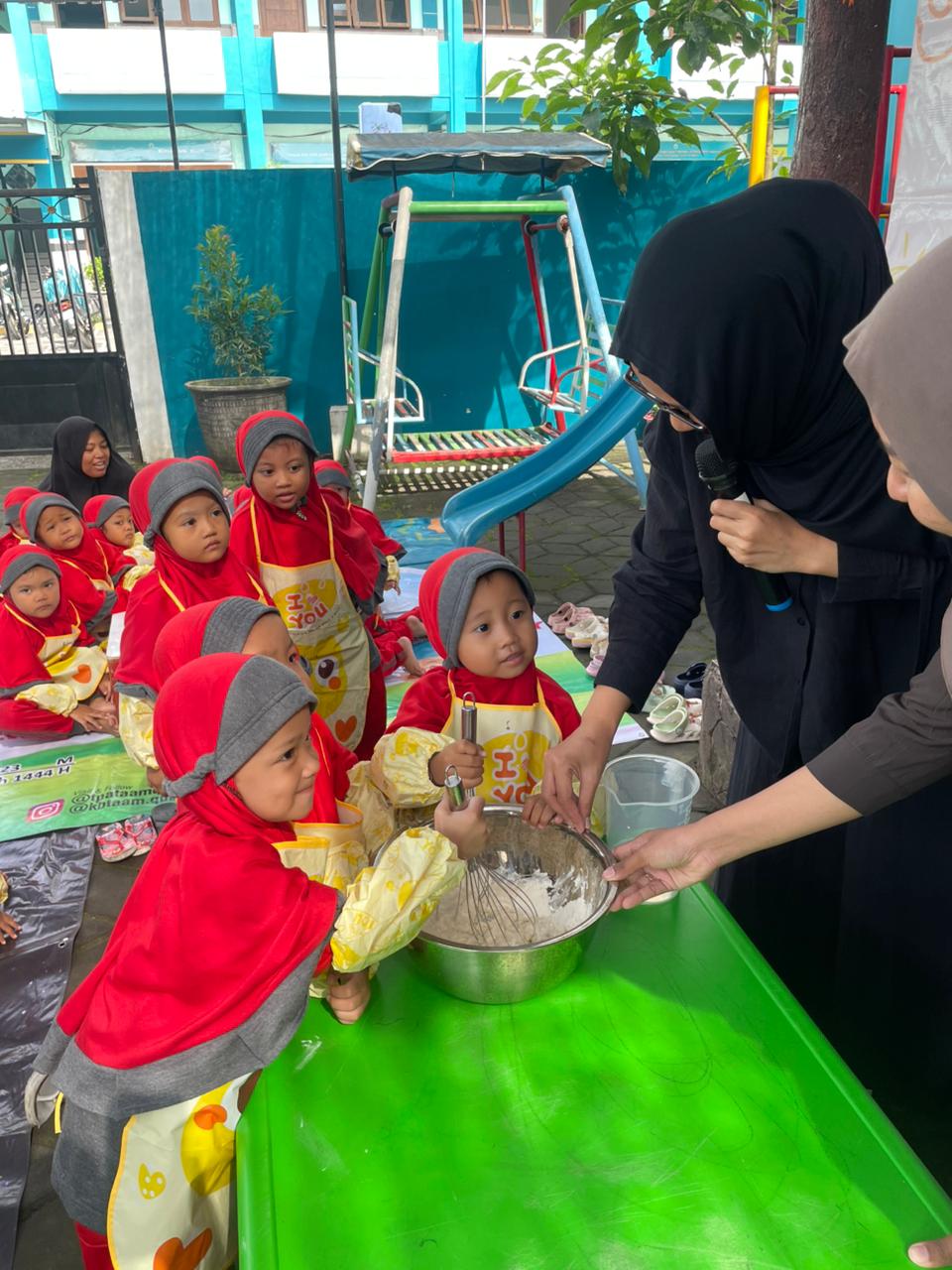 My Parent Are My Teacher: Membuat dan Menghias Terang Bulan Mini di KB TAAM QUBA