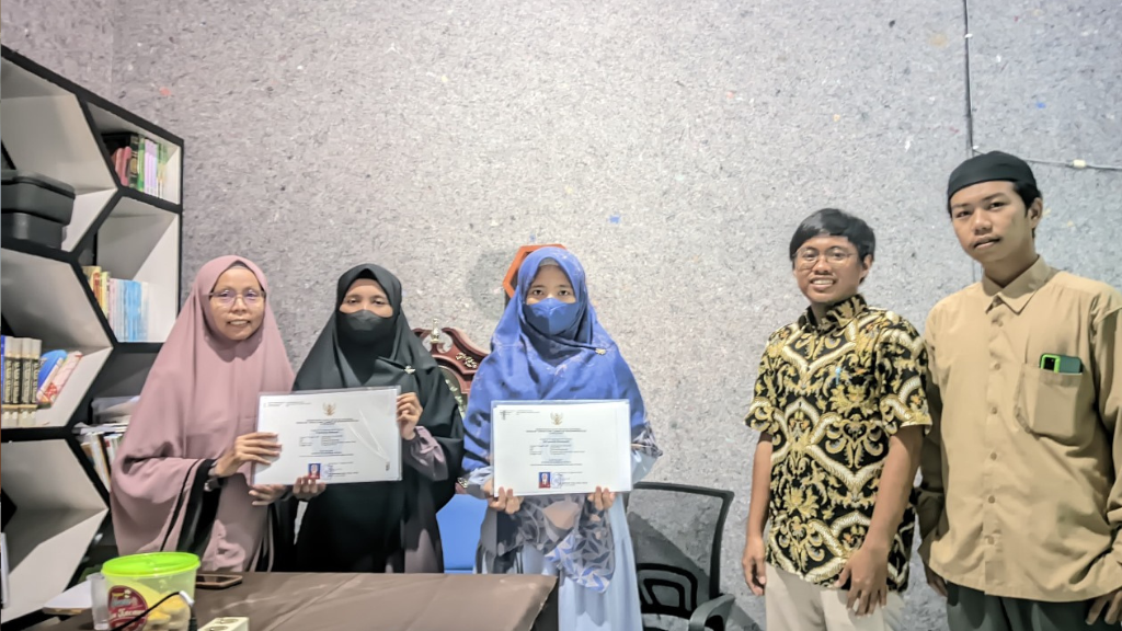 Penyerahan ijazah S1 santri program JSS